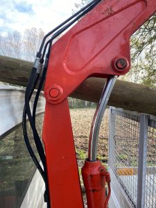 Pistone di una gru su autocarro deformato